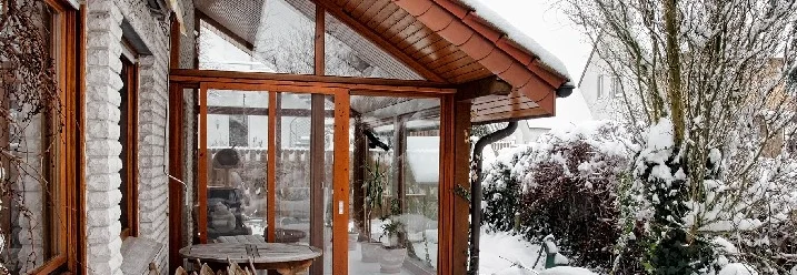 Wintergarten mit Schnee bedeckt